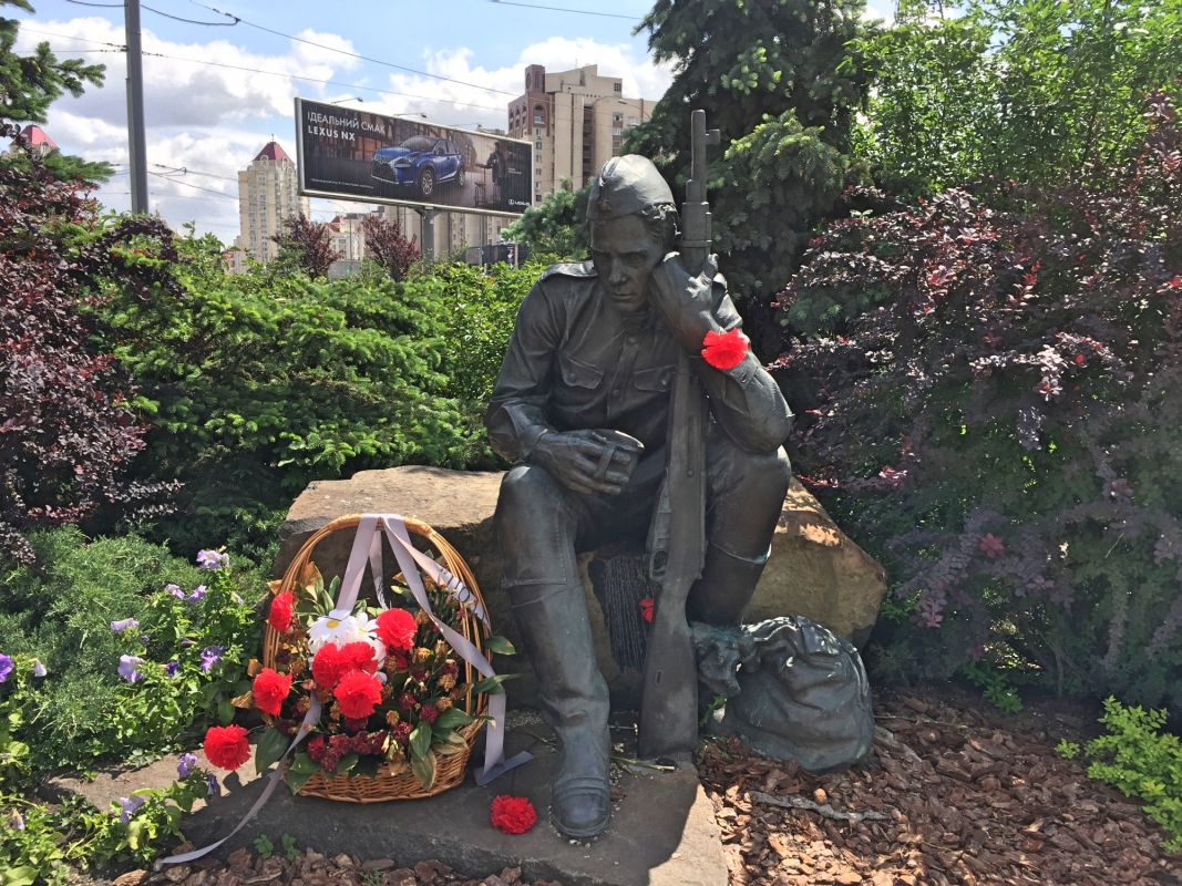 Памятник воинам-освободителям (ВОВ) возле станции метро «Минская»