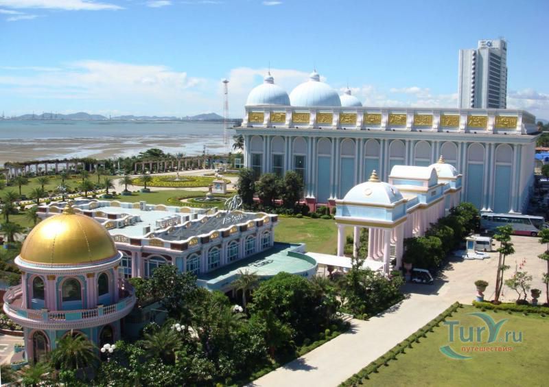 Дворцовый комплекс Sukhawadee Saha Farms Naklua или Резиденция Куриного короля 