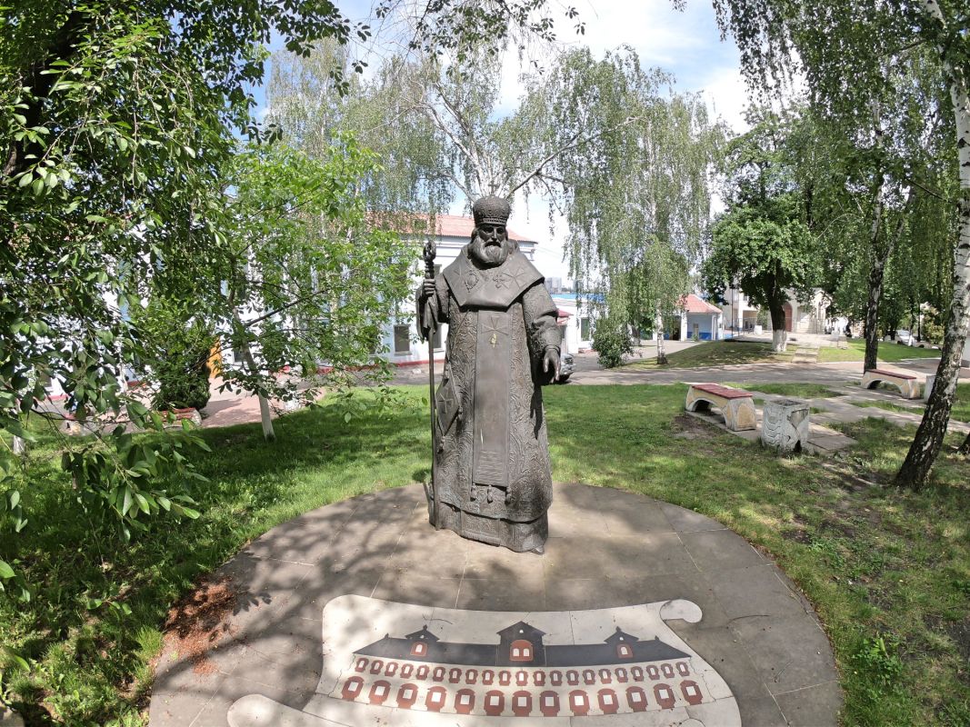 Памятник Петру Могиле на территории МАУП