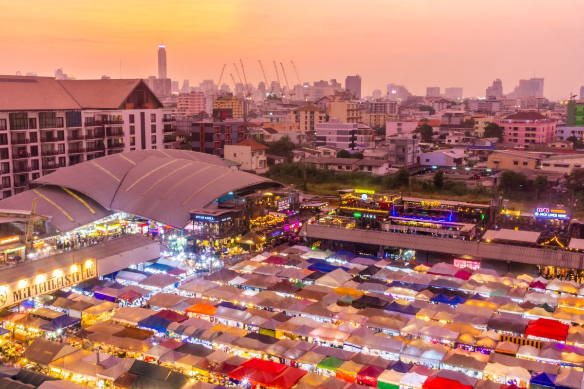 Ночной железнодорожный рынок Ратчада в Бангкоке