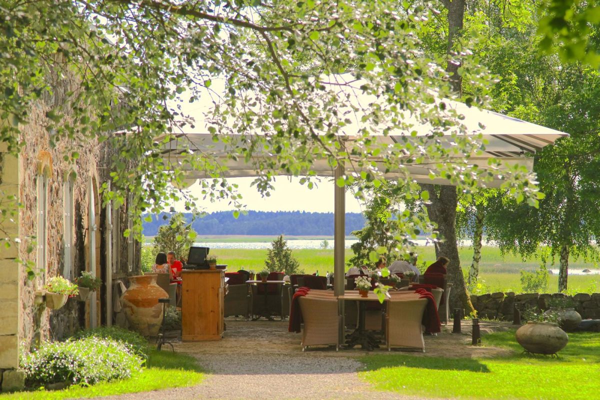 Летний ресторан на террасе Морского дома яхтклуба Pädaste