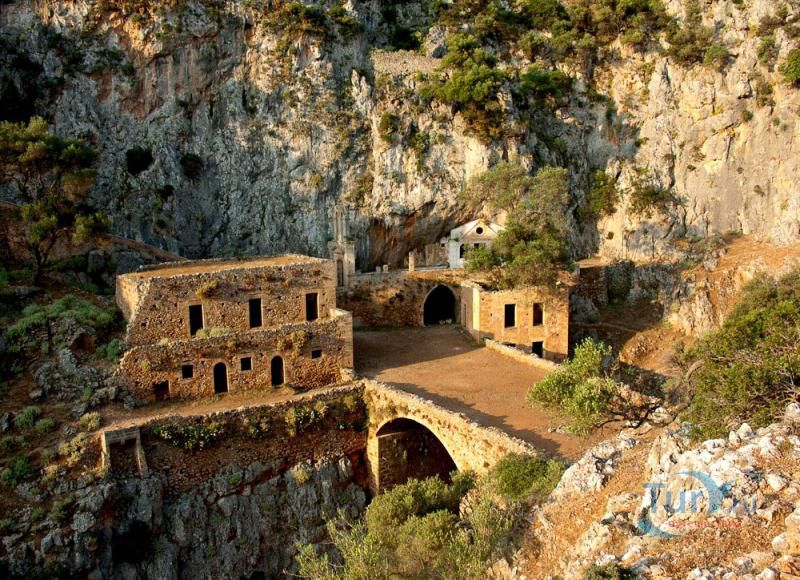 Монастырь Католико