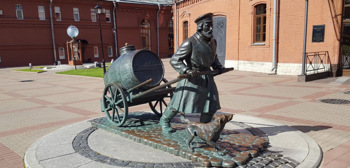 Памятник водовозу