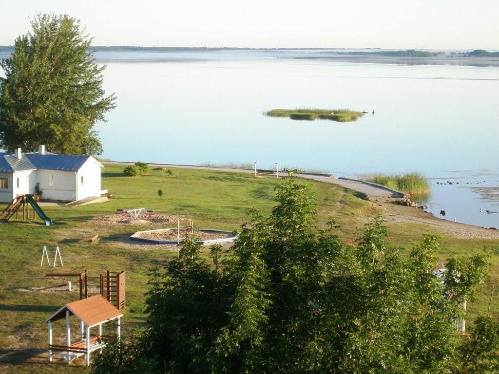 Хаапсалуский залив Тагалахт и смотровая вышка для наблюдения за птицами на улице Променаади