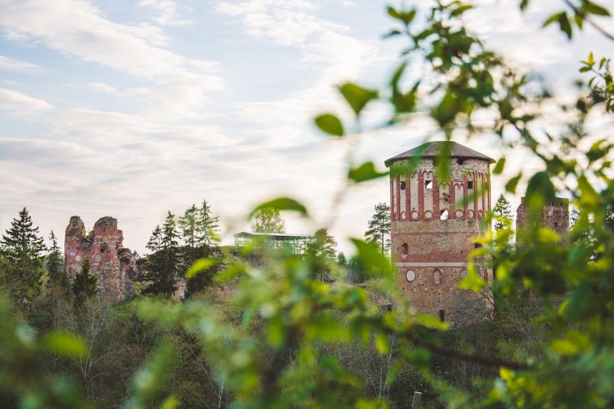 Развалины епископского замка Вастселийна