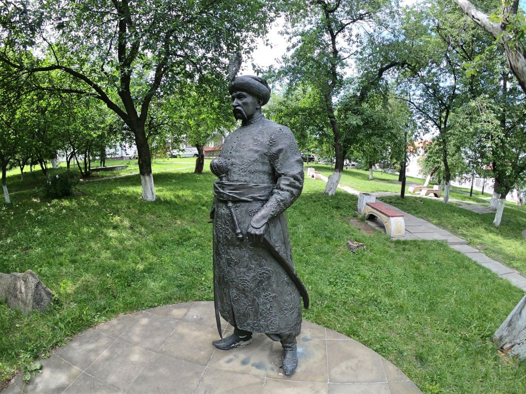 Памятник Хмельницкому Б.М. на территории Межрегиональной академии управления персоналом