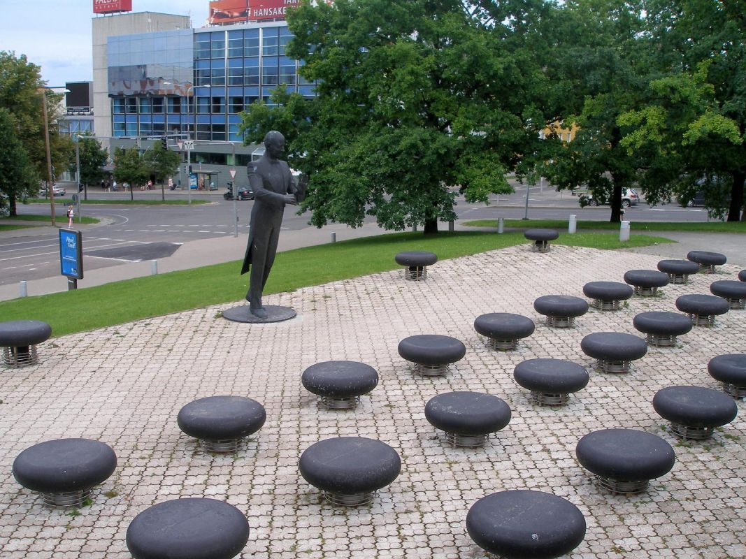 Памятник Эдуарду Тубину