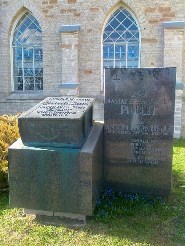 Памятник первой Библии на эстонском языке