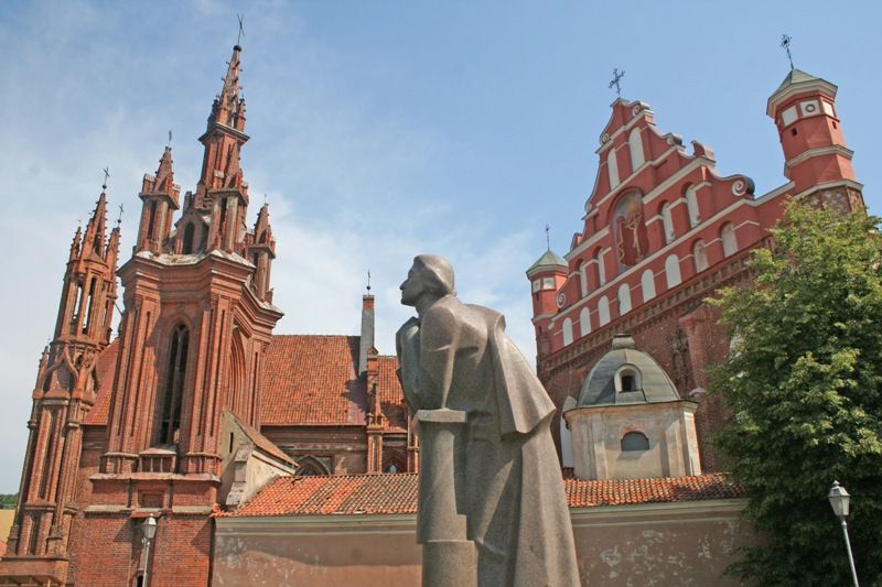 Памятник А. Мицкевичюсу