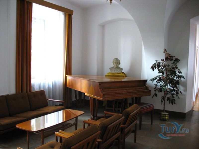 Дом под королями