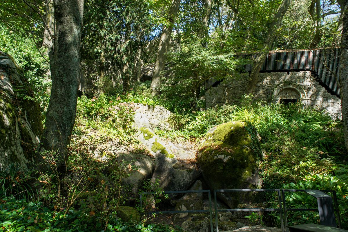 Руины исламских домов на территории Замка Мавров в Синтре