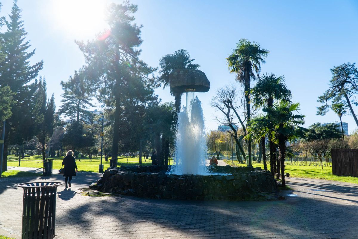 Фонтан «Висящий камень» в Батуми