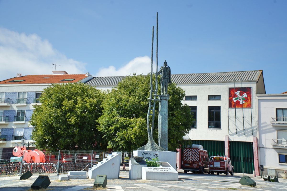 Памятник пожарному