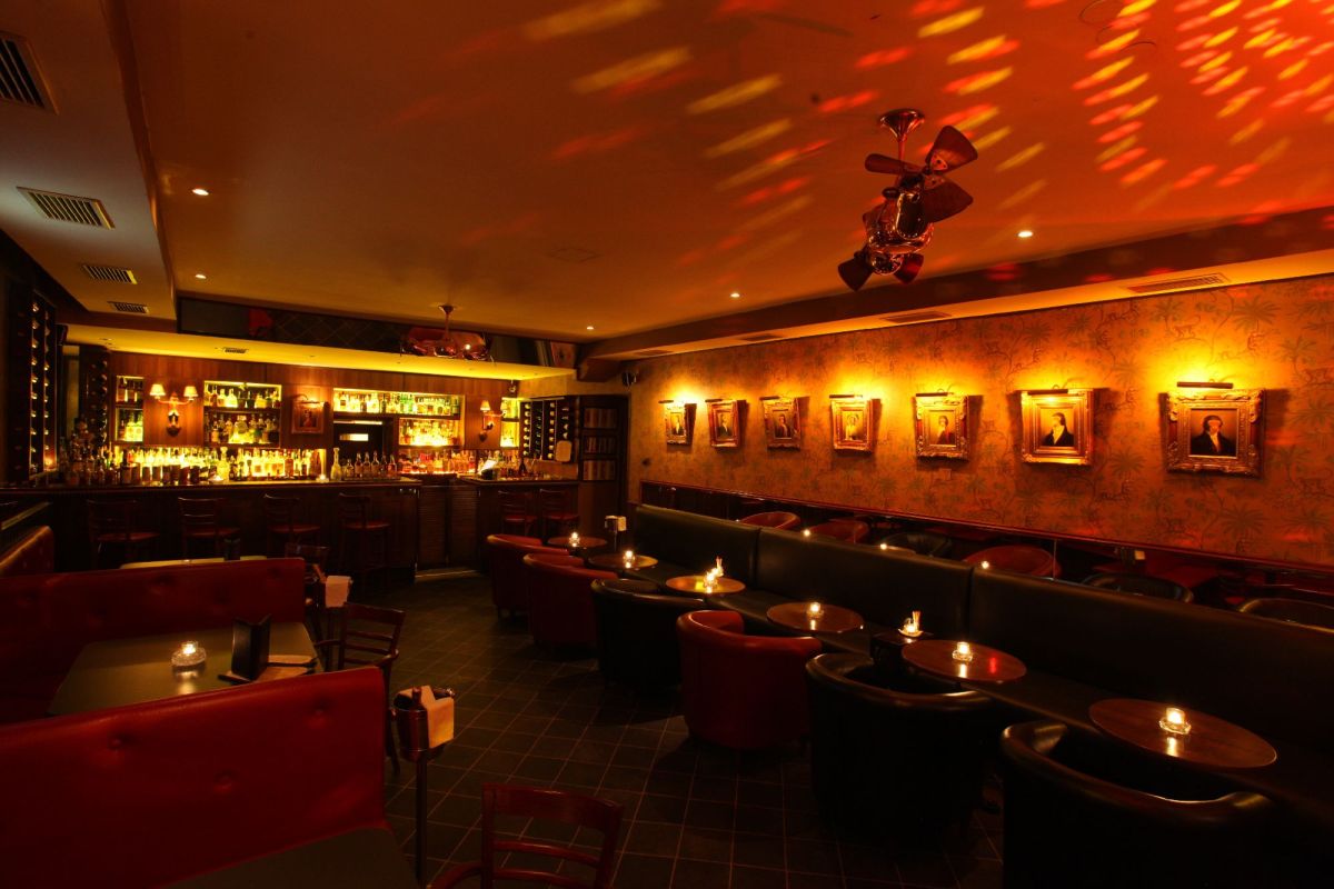 Mánesova Bar and Books