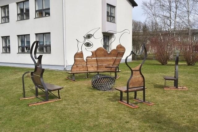 Скамейки в память о писателе, переводчике и поэте Андресе Эхине