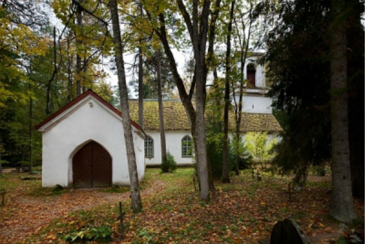 Часовня и кладбище Эску