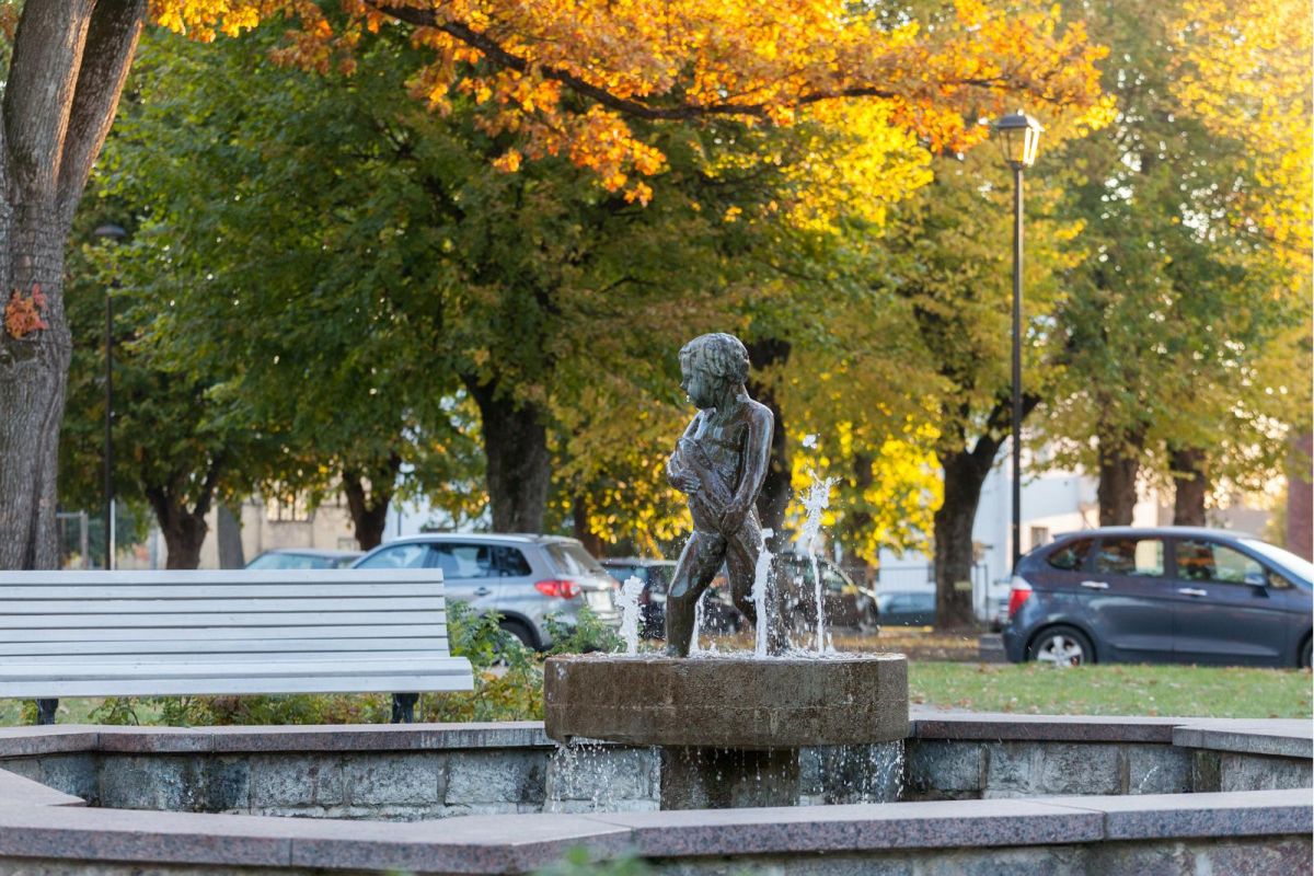 Скульптура «Мальчик с рыбой» на площади им. Йохана Лайдонера