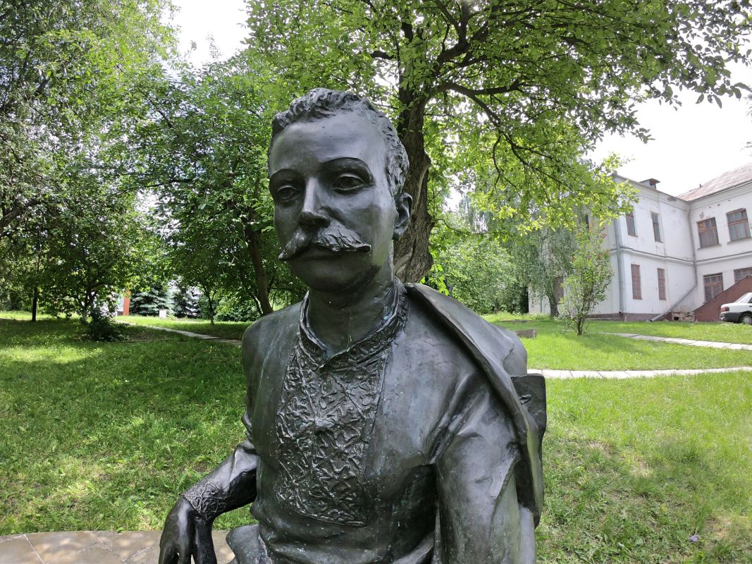 Памятник Франко И.Я. на территории Межрегиональной академии управления персоналом