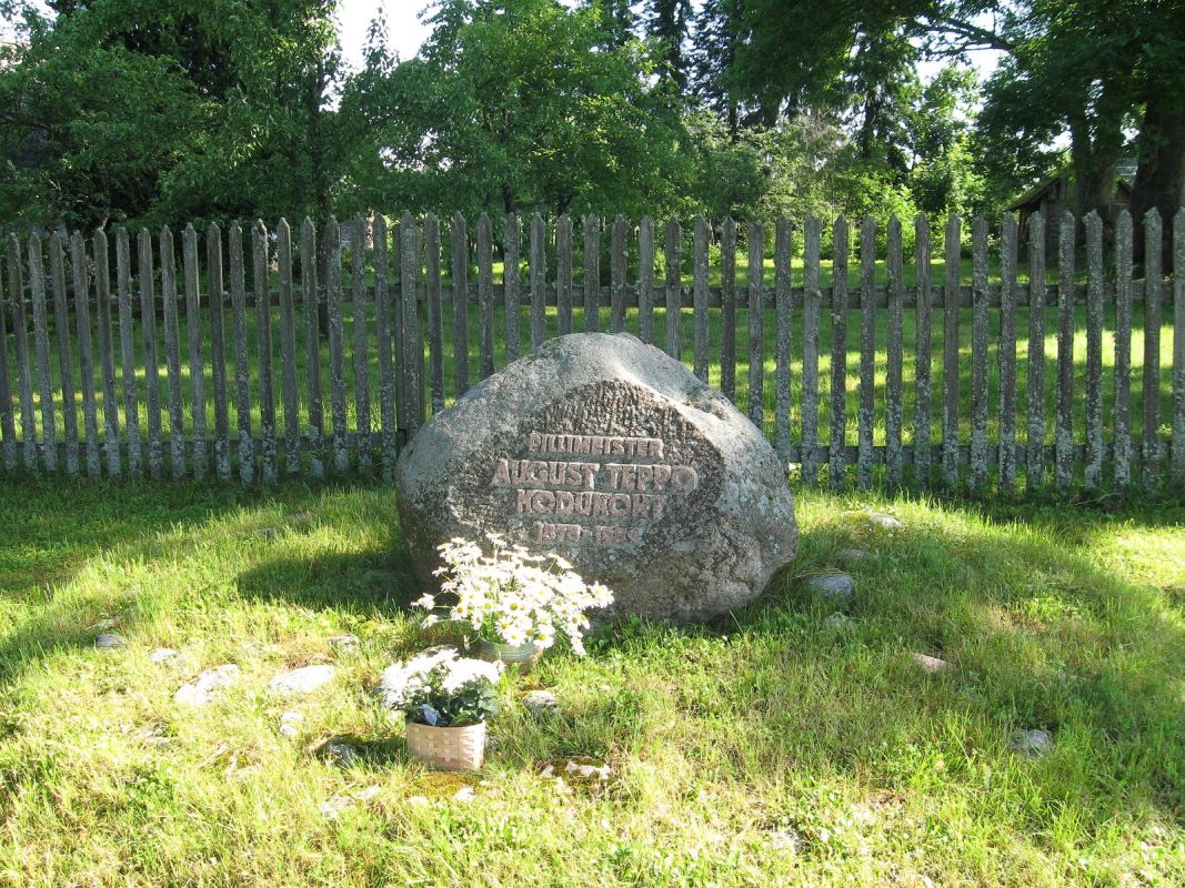 Памятный камень мастеру по изготовлению гармоник Аугусту Теппо