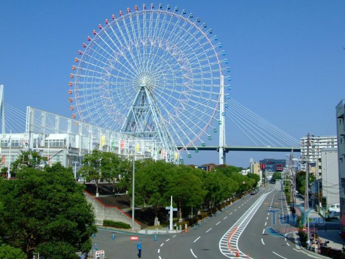 Колесо обозрения в деревне Темпозан