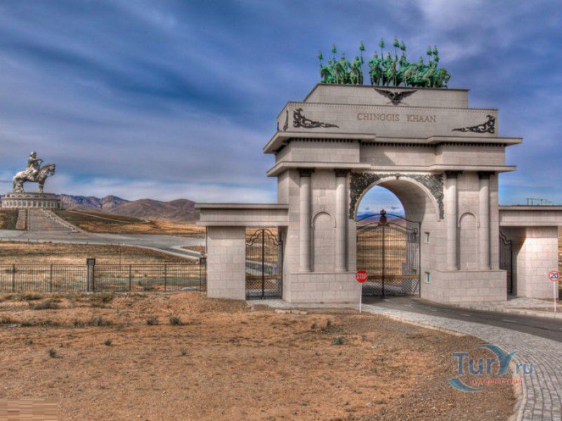 Статуя Чингисхана