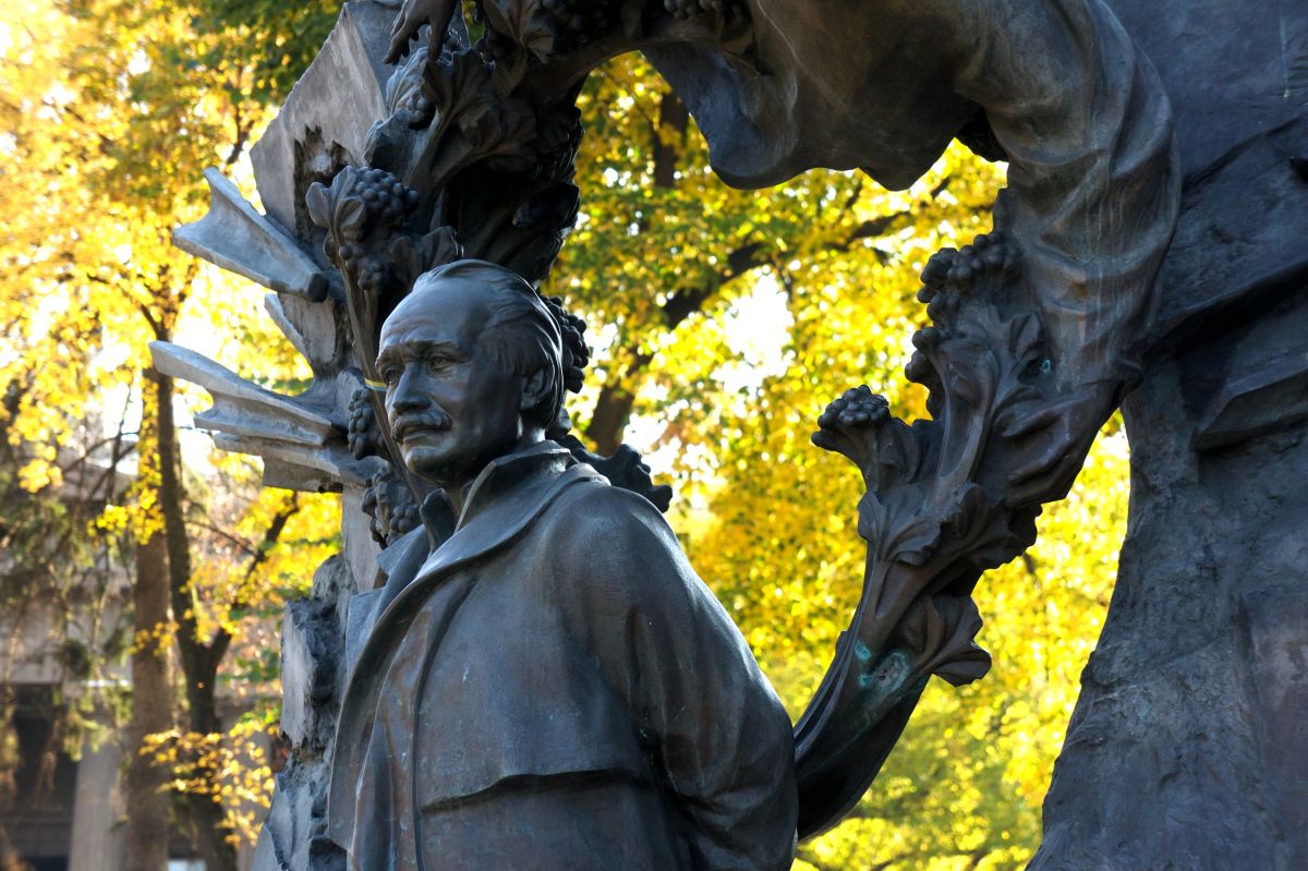 Памятник Вячеславу Черноволу