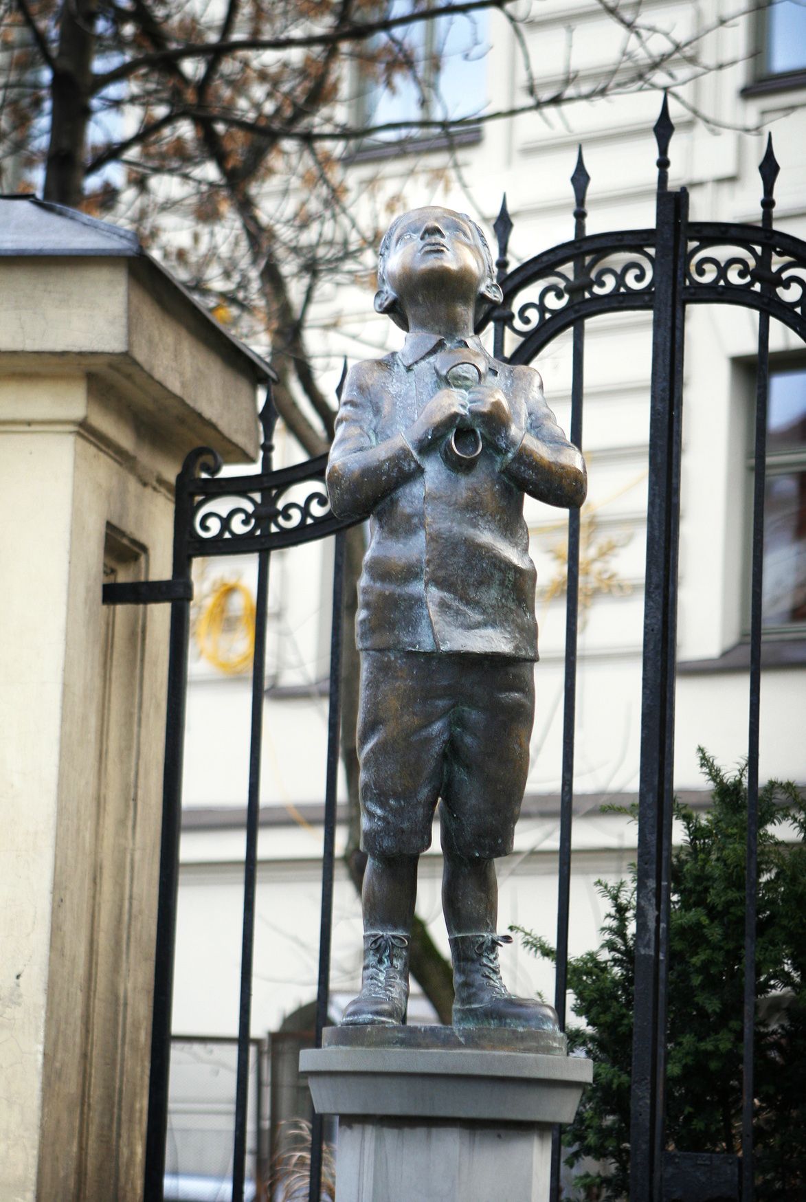 Памятник Romain Gary