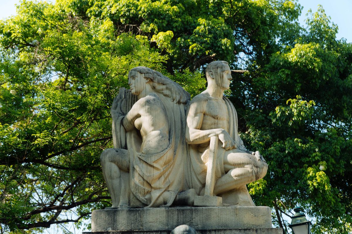 Памятник Висенте В Керолю