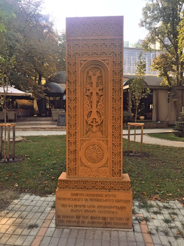 Хачкар памяти невинных жертв армянского и украинского народов