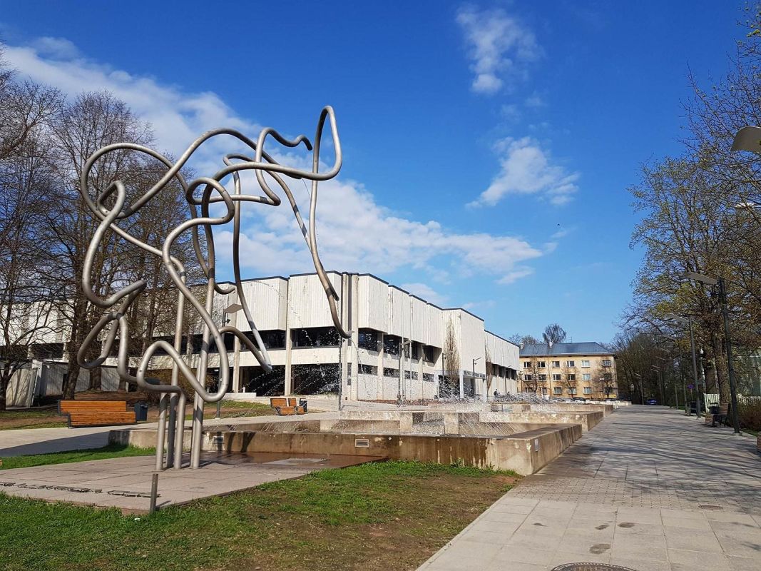 Памятник Юрию Лотману