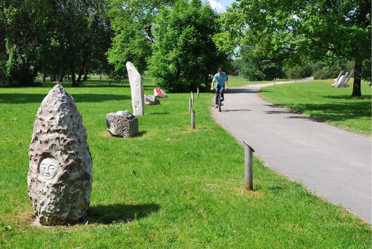 Аллея скульптур в пляжном парке Пярну
