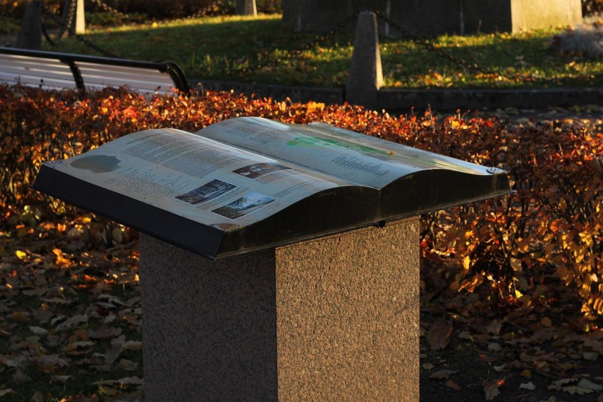 Памятник Фр. Р. Крейцвальду и парк на берегу озера Тамула