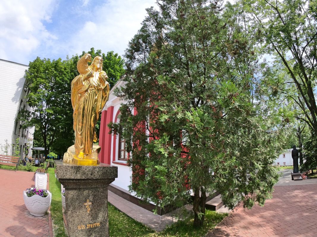 Памятник Иисусу Христу на территории Межрегиональной академии управления персоналом