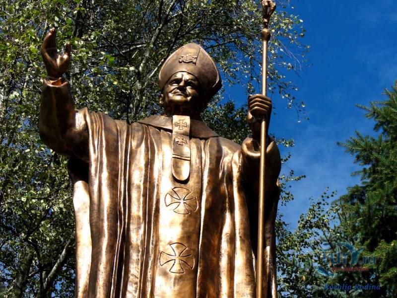 Памятник Иоанну Павлу II в Житомире