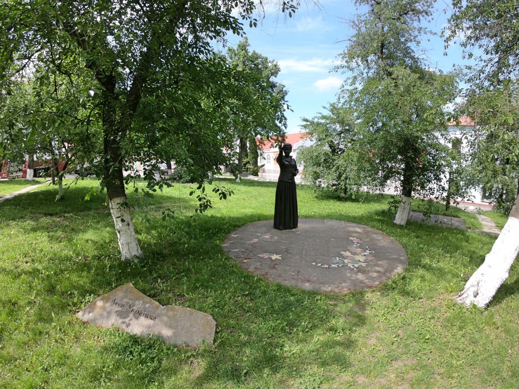 Памятник Украинке Лесе на территории Межрегиональной академии управления персоналом