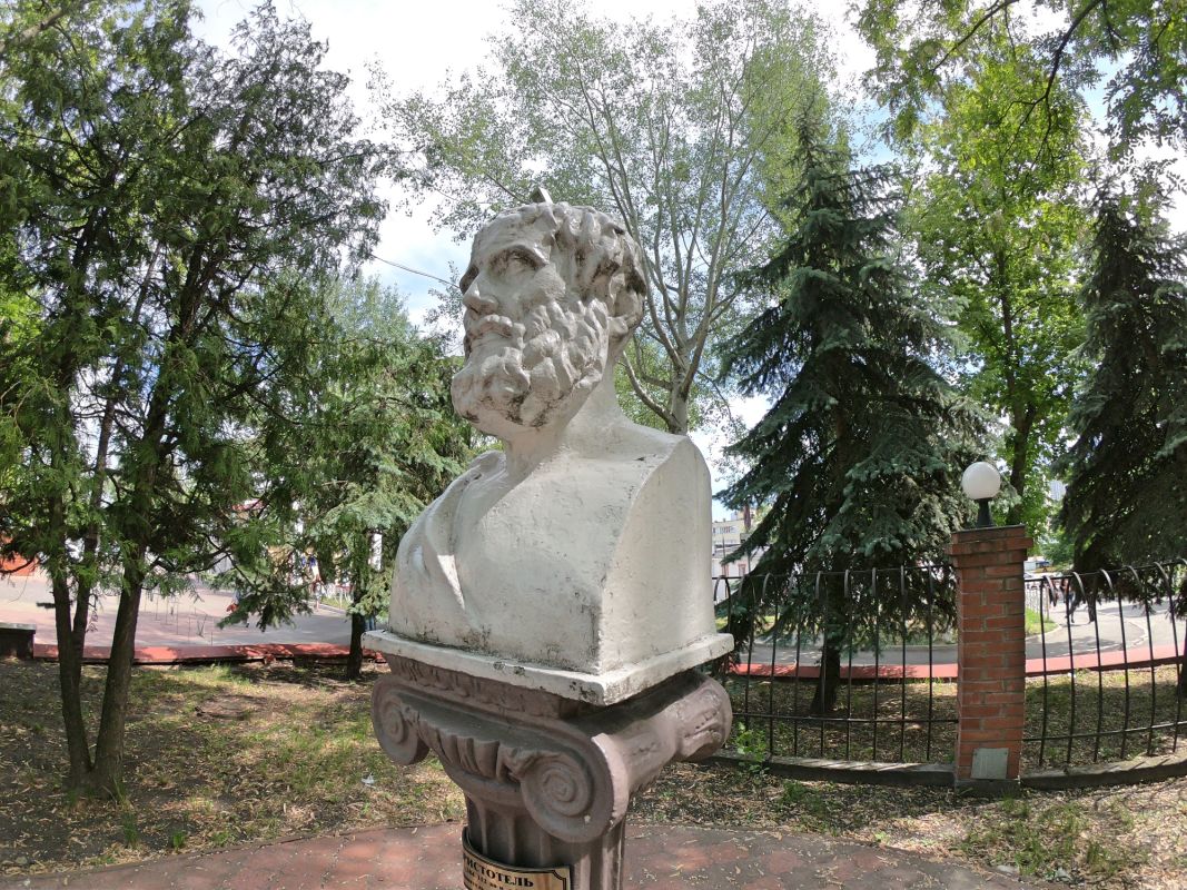 Памятник Аристотелю на территории Межрегиональной академии управления персоналом