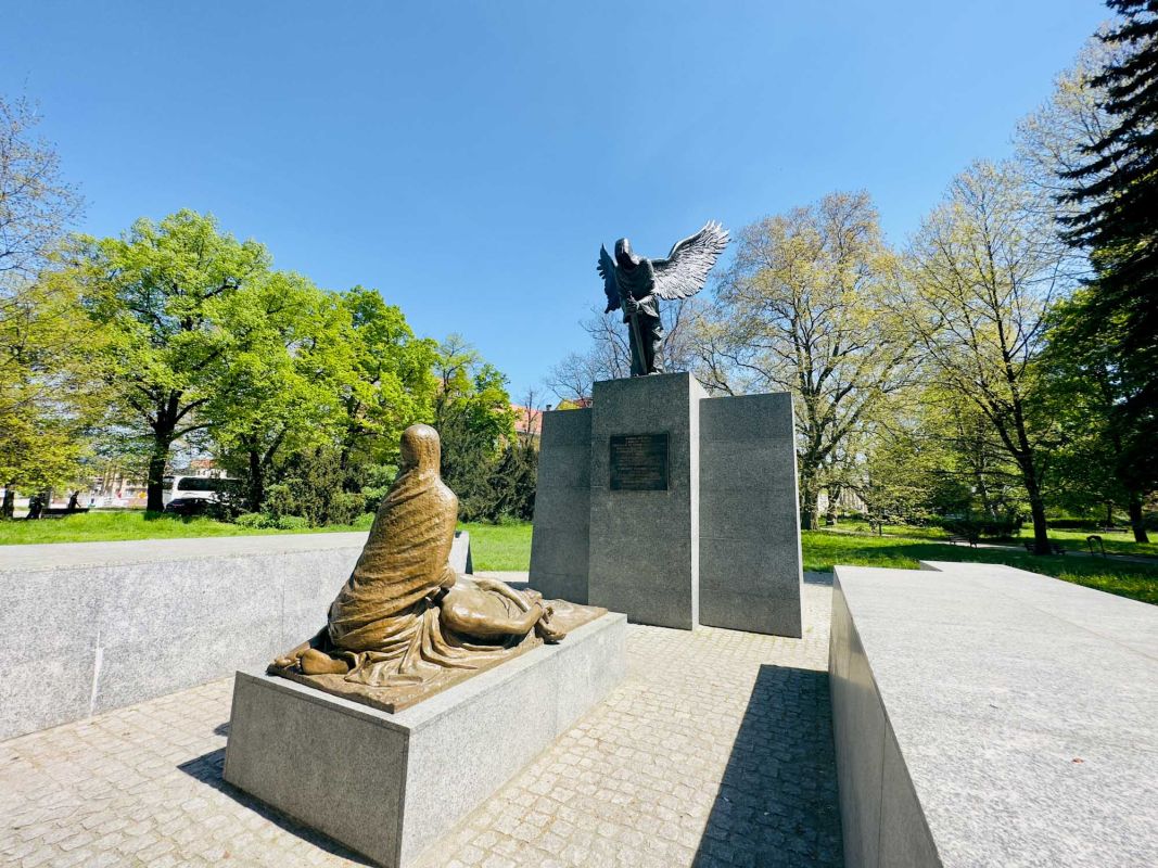 Памятник жертвам Катынского расстрела во Вроцлаве