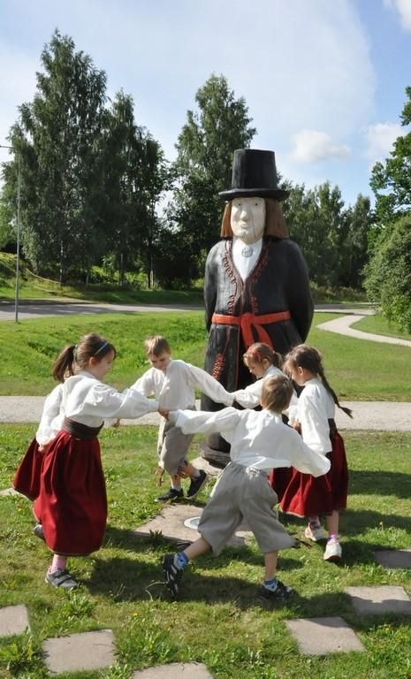 Деревянные скульптуры в Мульгимаа