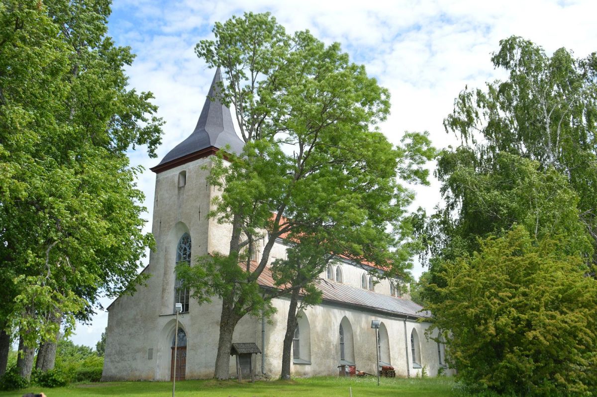 Церковь в Урвасте и кладбище на берегу озера Ухтъярв