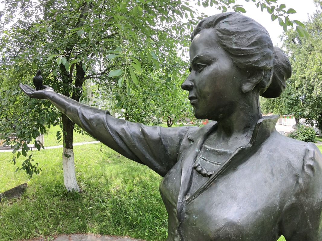 Памятник Украинке Лесе на территории Межрегиональной академии управления персоналом