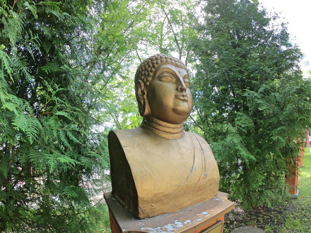 Памятник Будде на территории МАУП